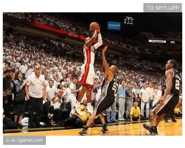 无球跑动撕裂盯防 雷·阿伦比持球射手更擅拉开空间