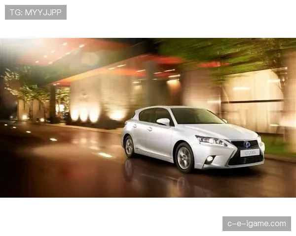 假设莱万多夫斯基半夜来我小区撸串，豪车和塑料杯的反差我笑不出来