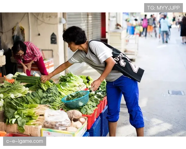 郭昊文戴着金链子站在菜市场秤前，隔壁阿姨笑出声